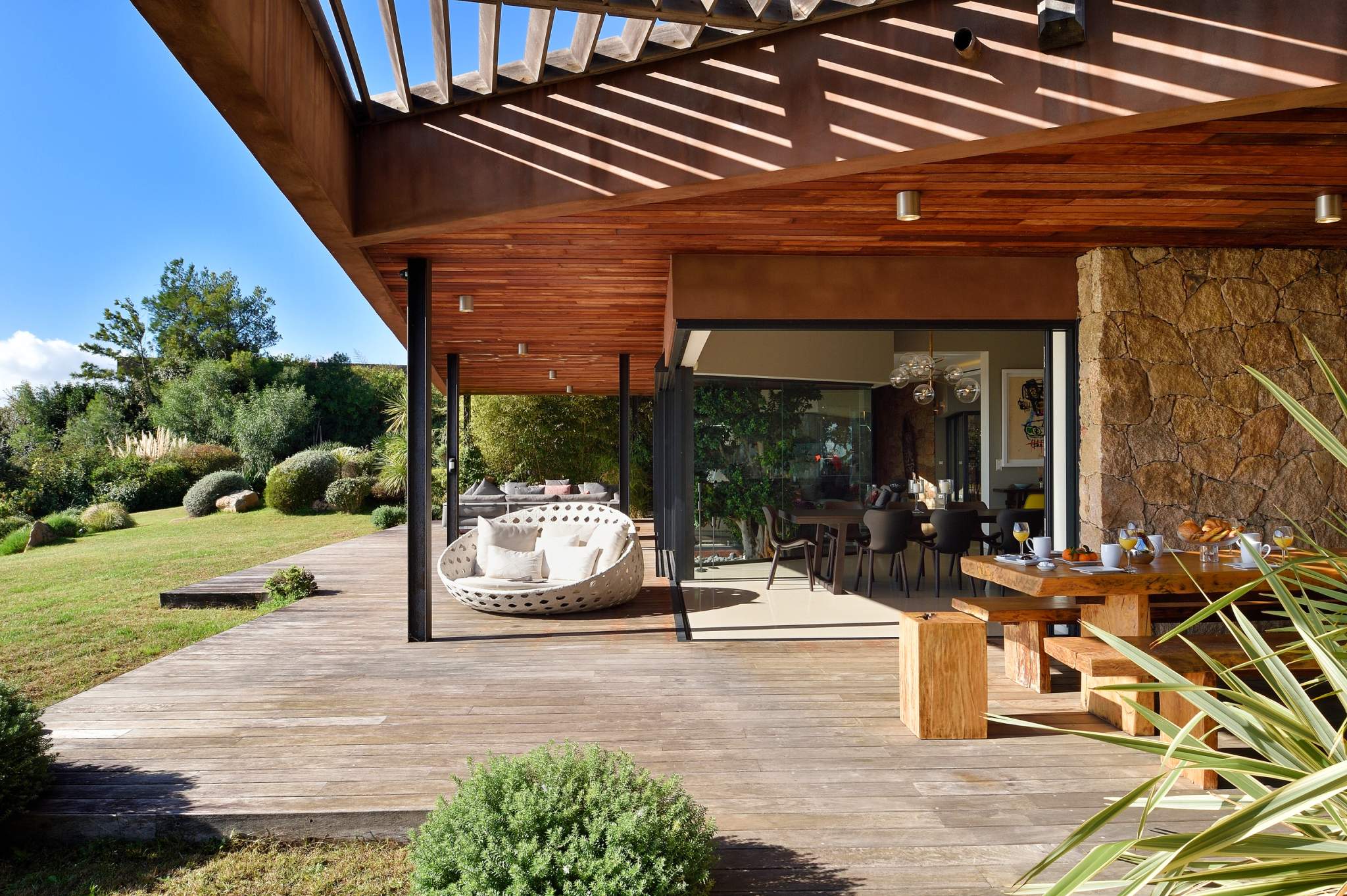 La terrasse d'une villa de luxe à vendre avec Villas VIP