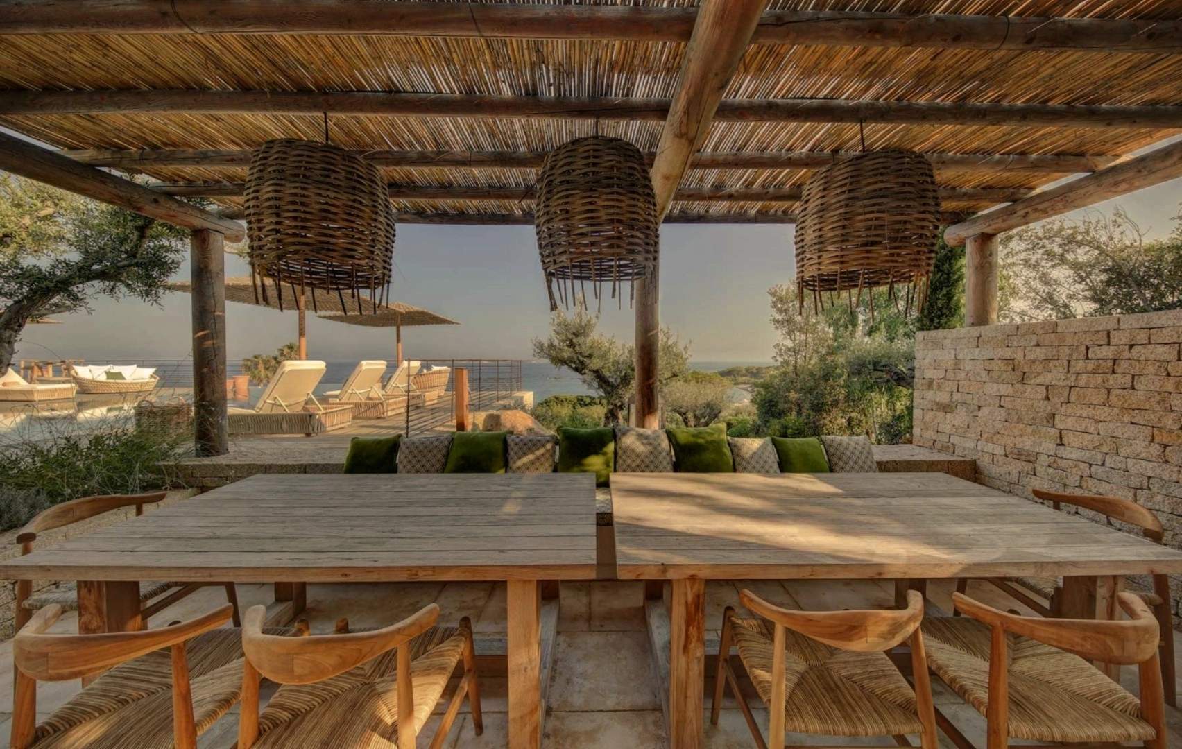 La terrasse d'une maison de luxe louée avec Villas VIP